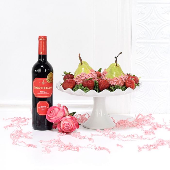 Baby Fruit and Wine Basket – how the gift is presented