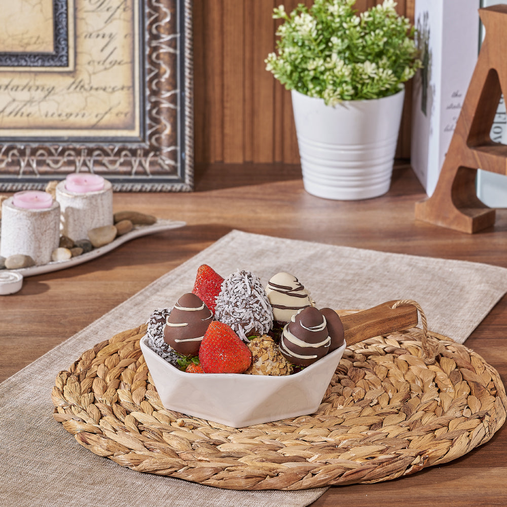 Strawberries in Buttercup Dish – how the gift is presented