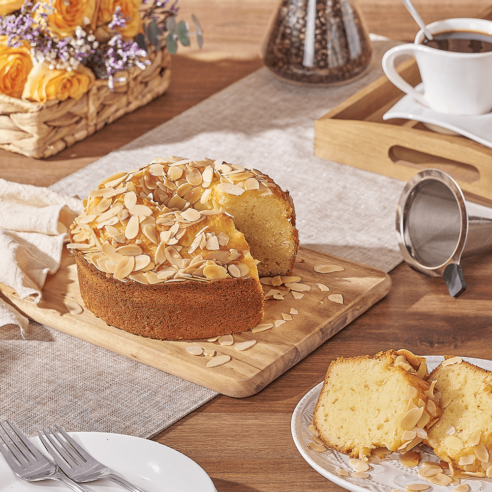 Dense Coffee Cake with Sliced Almonds and Lemon Zest – how the gift is presented