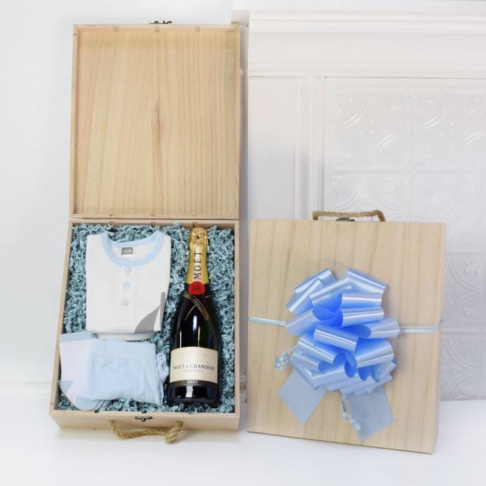 Baby Boy Champagne Gift Set – how the gift is presented