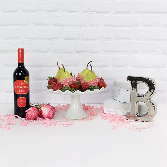 Strawberries Pears and Wine Gift Basket – how the gift is presented