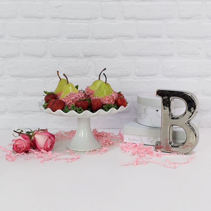 Gift Basket with Chocolate Dipped Pears and 12 Strawberries – how the gift is presented
