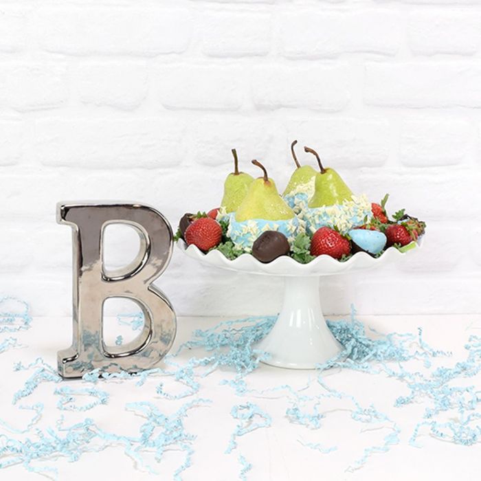 The Sweet Summer Delights Gift Set is a beautiful present designed to elevate special occasions, such as the birth of a new baby, Montreal delivery 